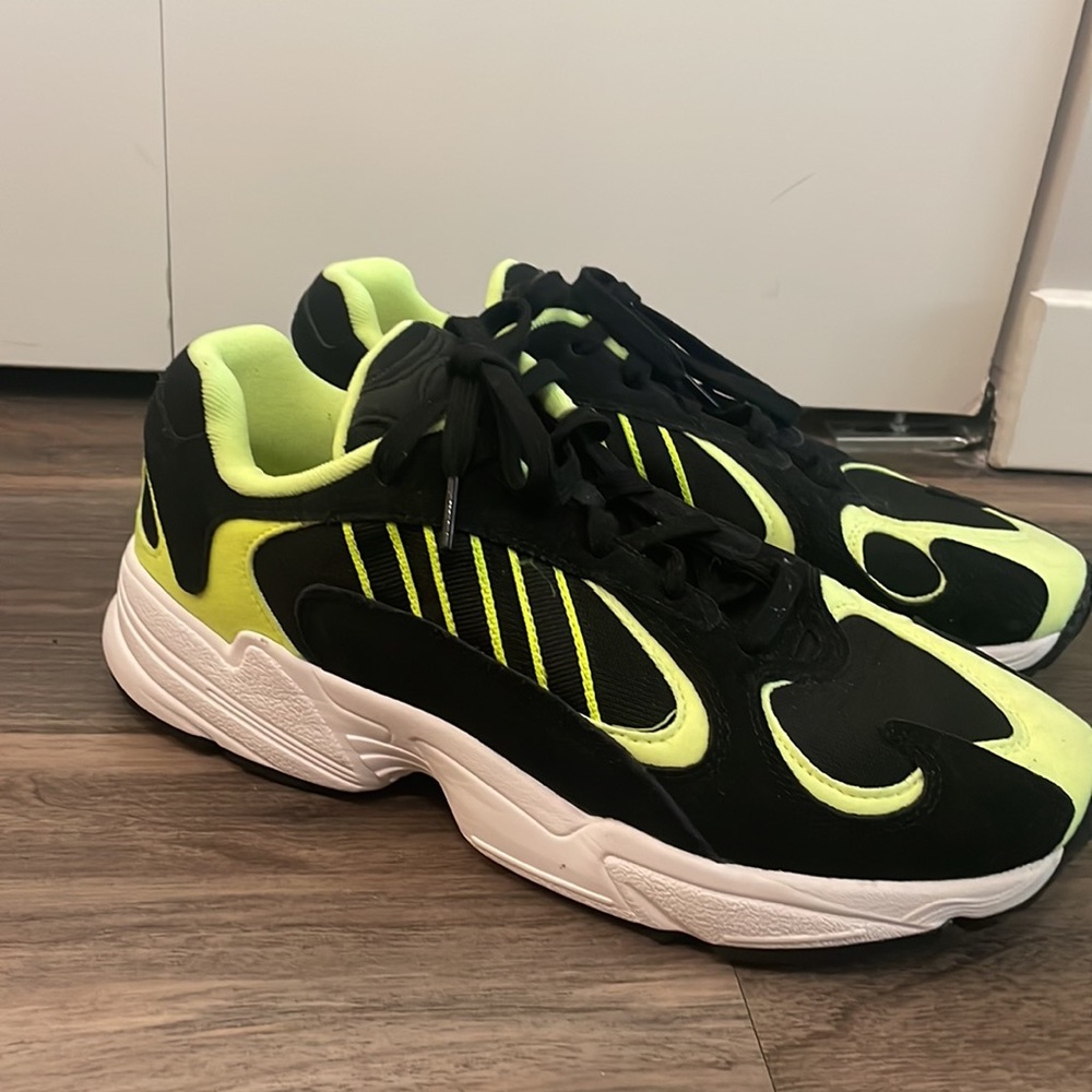 Adidas Men’s 9 (Wmn’s 10.5) Sneakers